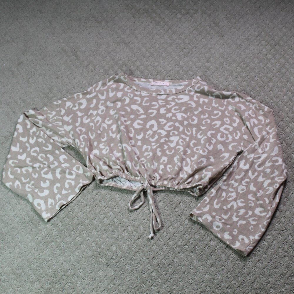 Blue Blush Size L Tan White Animal Print Long Sleeve Cropped Top